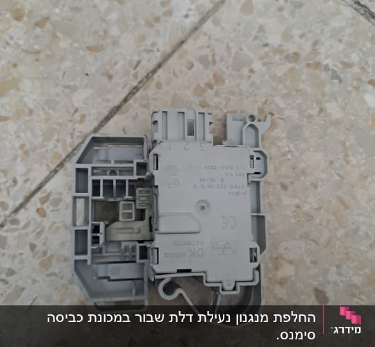 רכיב חשמלי אפור על רצפה